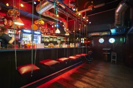 Schiffsschaukeln an der Bar der Hafenbar Berlin