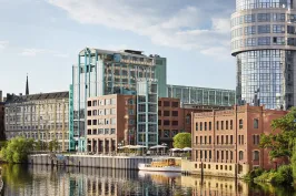 Moderne und historische Gebäude am Wasserufer bei Tageslicht