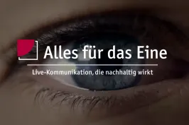Fotografie eines Auges in Nahaufnahme im Hintergrund, die artecom Bildmarke mit dem Claim "Alles für das Eine" steht in weißer Schrift darüber und der Beschreibung unseres Kompetenzfeldes- "Live-Kommunikation, die nachhaltig wirkt"