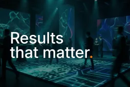 Menschen in moderner, dunkler Ausstellung mit leuchtenden grafischen Projektionen