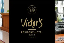Hotelmitarbeiter mit Gepäckwagen, Victor’s Residenz-Hotel Logo, elegante Hotellobby