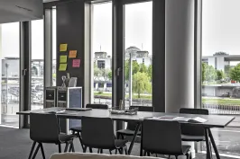 Meetingraum in den Design Offices mit Blick auf Reichstag