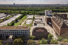 Außenansicht Malzfabrik Vogelperspektive auf Innenhof, Wals am Horizont, Gebäudekomplex im Vordergrund