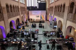 Blick auf die aufgebaute Technik bei einem Hybrid Event in der Haupthalle im Stadtbad Oderberger