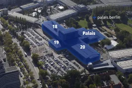Luftaufnahme eines Messegeländes, Hallen 18, 19, 20 und Palais blau hervorgehoben.