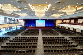 Großer Tagungsraum mit Stuhlreihen