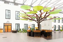 Freundlicher Empfang an der Rezeption des Tagungshotels Hotel MOA Berlin