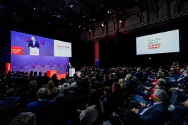 Begrüßung zu den Breakthrough Talks durch Sebastian Turner beim Falling Walls Science Summit im Radialsystem V in Berlin