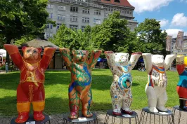 Bunte Bärenstatuen stehen in einer Reihe vor dem KaDeWe in Berlin.