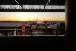 Flugzeug mit Propeller und Sonnenuntergang