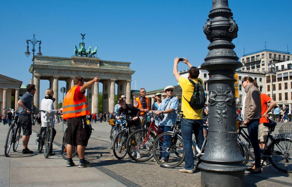 Meeting Guide Berlin, Incentives, geführte Stadttouren mit dem Fahrrad, vor dem Brandenburger Tor