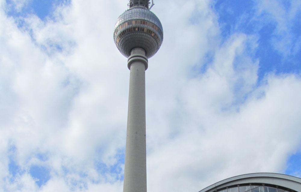 Der Fernsehturm am Alexanderplatz, Nähe S-Bahnhof Alexanderplatz, Mitte