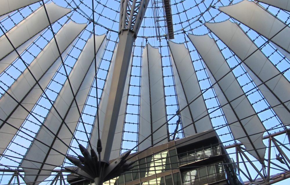 Der Blick geht nach oben in die Kuppel des Sony-Centers am Potsdamer Platz.