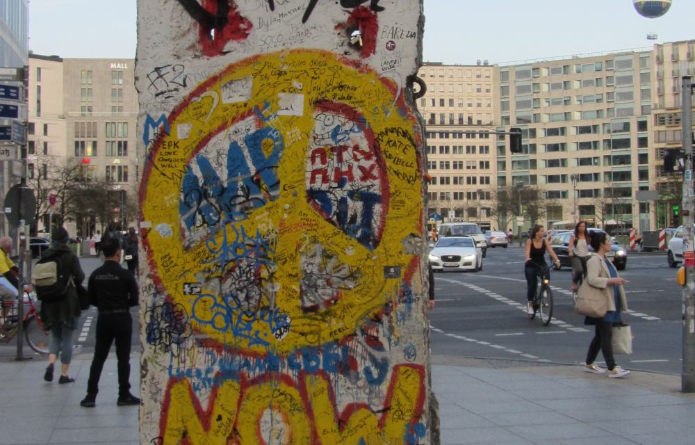 Restliches Segment mit Graffiti der Berliner Mauer auf dem Potsdamer Platz.
