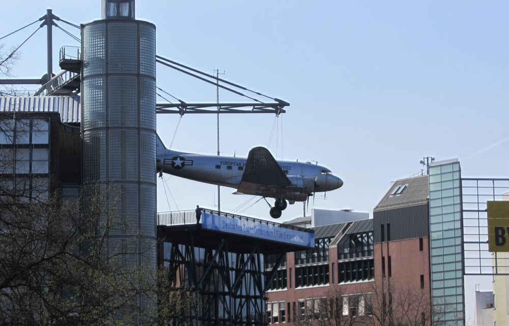 An der Fassade des Berliner Technik-Museums hängt ein original Flugzeug der Berliner Luftbrücke, "Rosinenbomber" genannt.