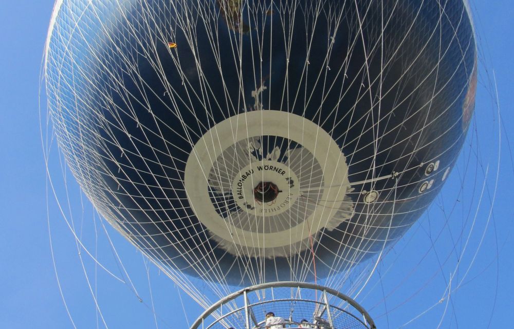 Mit dem Ballon 150 Meter hochsteigen und eine tolle Aussicht auf die Stadt genießen.