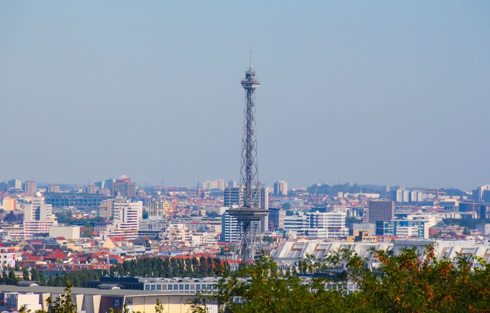 Blick auf Berlin vom Teufelsberg mit Funkturm und Häusermeer