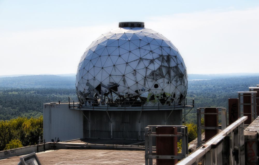 Blick vom Teufelsberg. Im Vordergrund eine Radarkuppel der Abhörstation der US-Streitkräfte.