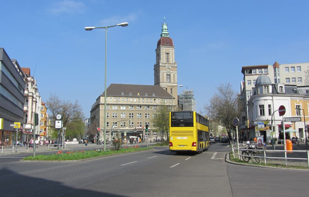 Breslauer Platz mit Blick auf das Rathaus Friedenau und die Hauptstraße Richtung Norden