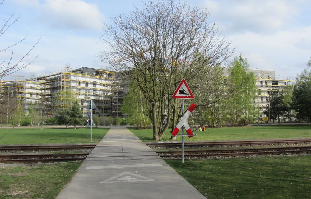 Alter Bahnhübergang im Park am Gleisdreieck