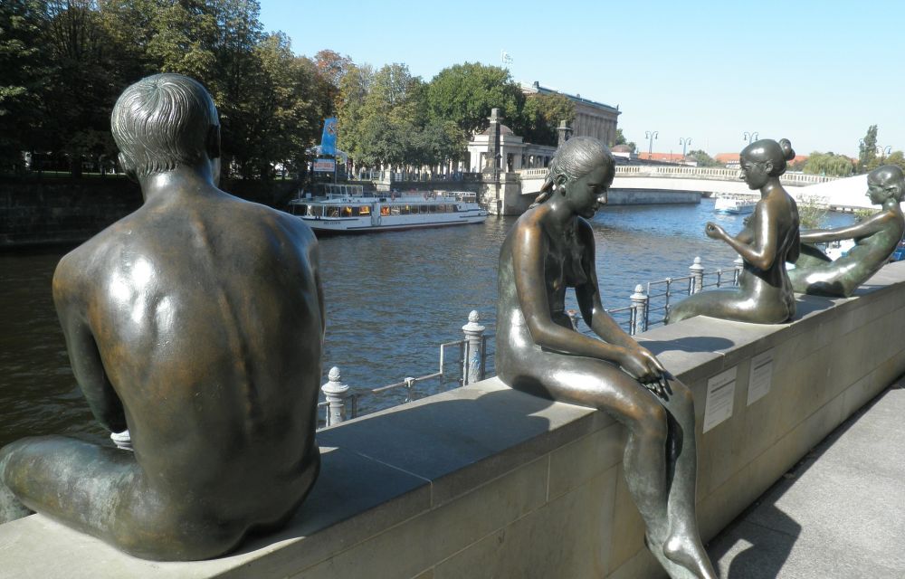Berlin, am Spreeufer mit Bronzeskulpturen Badende vis à vis vom Berliner Dom