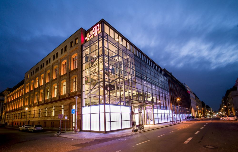 Bild zeigt gläsernen Neubau der Telekom Hauptstadtrepräsentanz an der Ecke Französische Straße und Oberwallstraße.