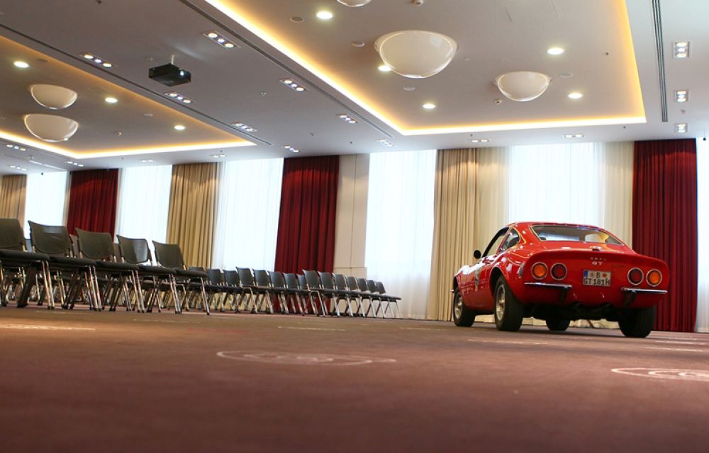 Meeting Guide Berlin Mercure Hotel MOA Berlin Conference room upper floor MOA 1-5 row seating with car presentation