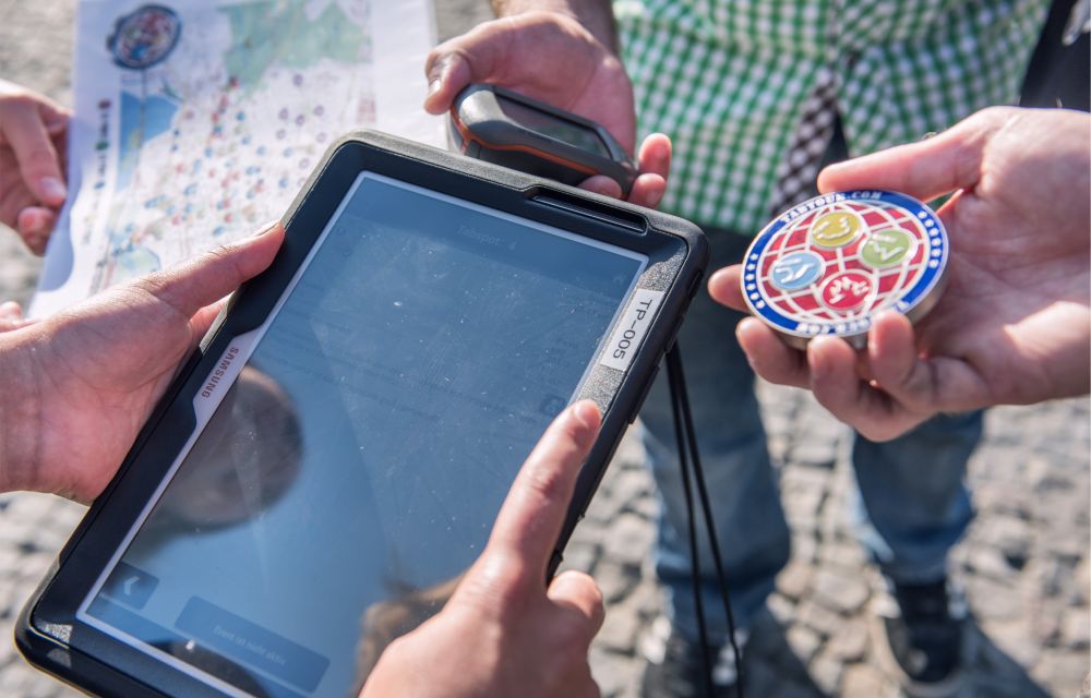 Meeting Guide Berlin Teamgeist Team mit Tablet und GPS-Gerät in den Händen