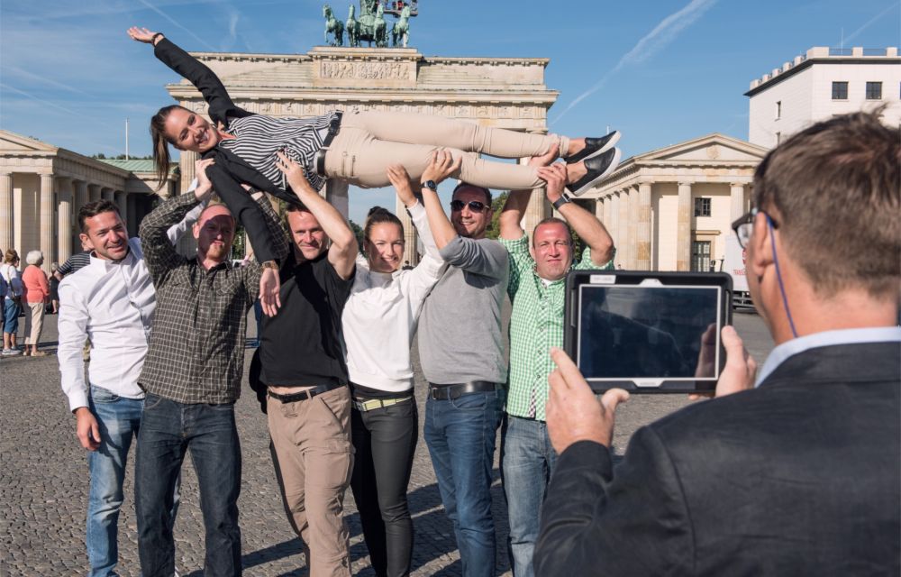 Meeting Guide Berlin Teamgeist Team macht Foto am Brandenburger Tor