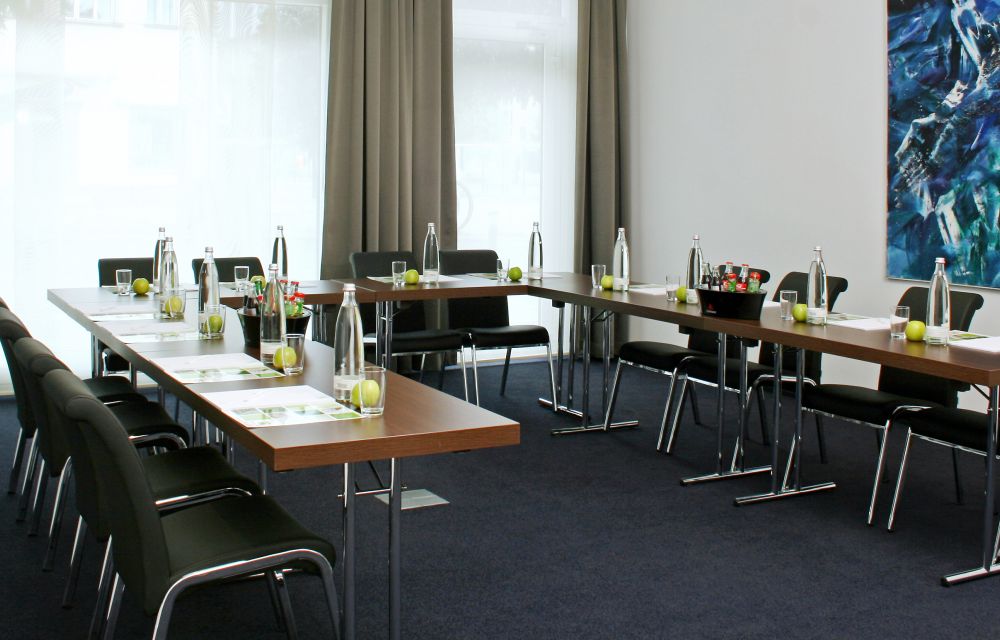 Meeting Guide Berlin, Holiday Inn Berlin City Center East Prenzlauer Berg, Tagungsraum Arta, U-Form, Bestuhlung, Flipchart, Konferenz