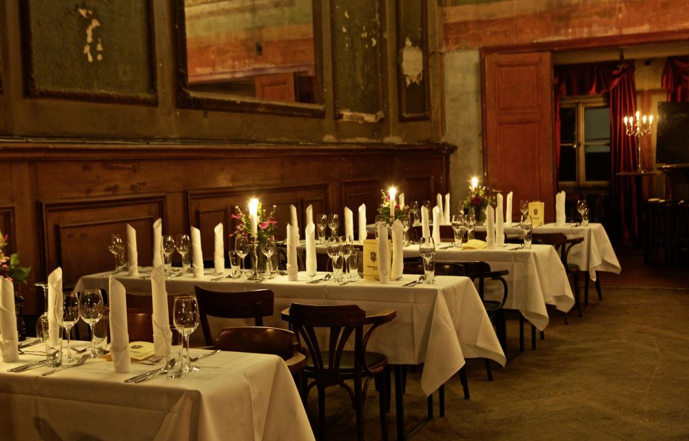 Meeting Guide Berlin, historical event location Clärchens Ballhaus, set tables in the Hall of Mirrors
