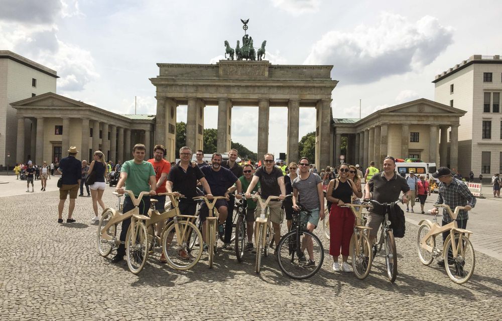 Meeting Guide Berlin, Incentive Berlin, URBAN BIKE TOUR group photo in front of the Brandenburg Gate