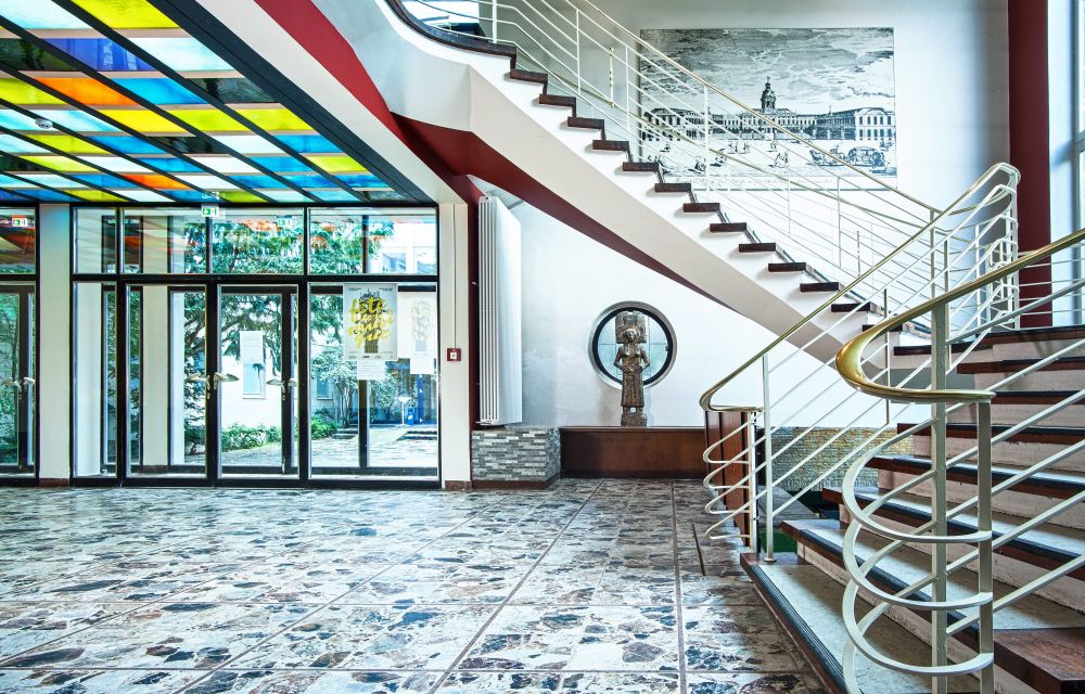 Foyer des Centre Français de Berlin mit bunter Decke und Kunstelementen