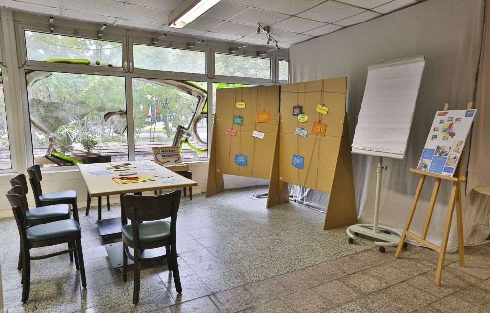 Creative workspace in the entrance area of the large event room of the MEET+CHANGE location Kulturzenturm Prenzlauer Berg