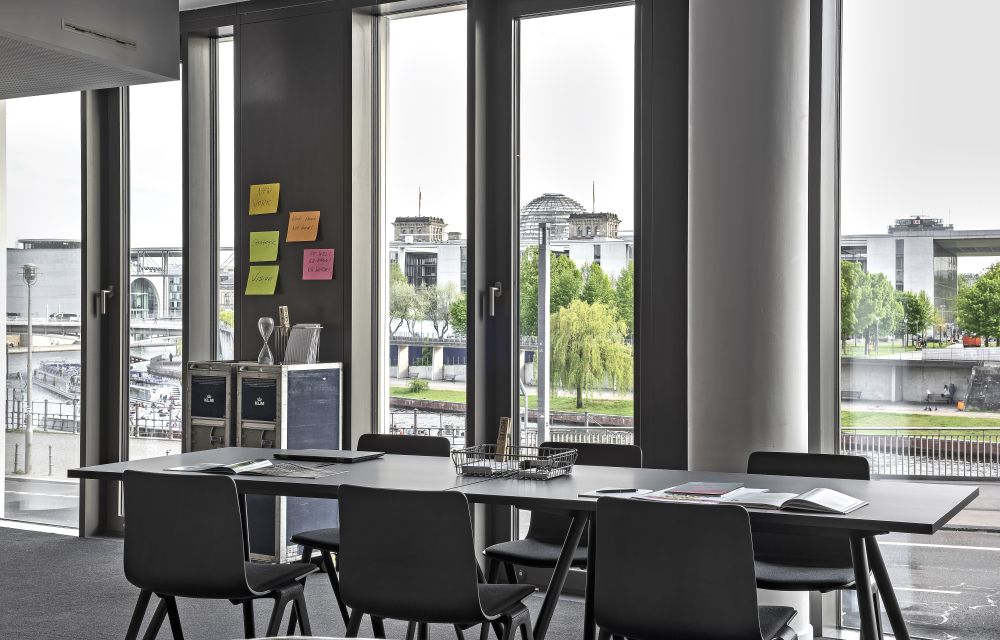 Meetingraum in den Design Offices mit Blick auf Reichstag