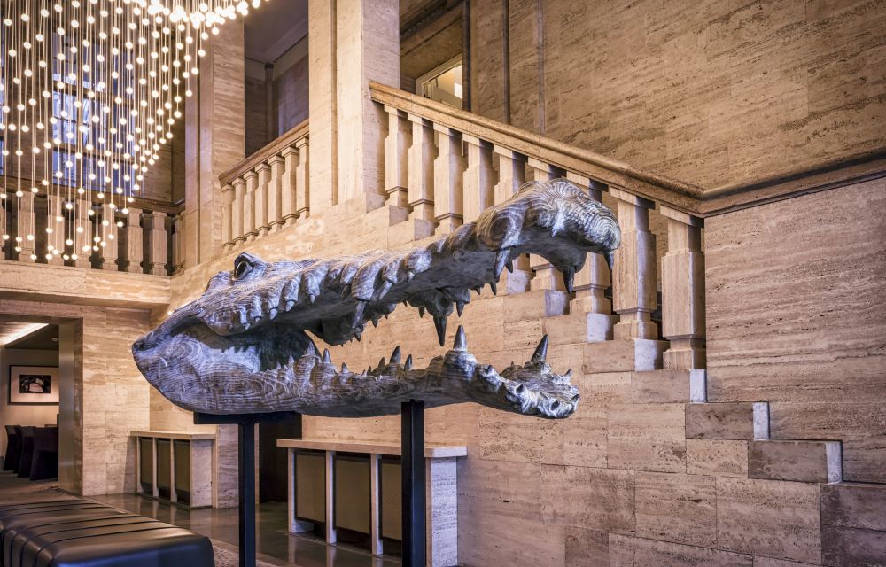 Beleuchteter Lobbybereich mit Krokodilkopf