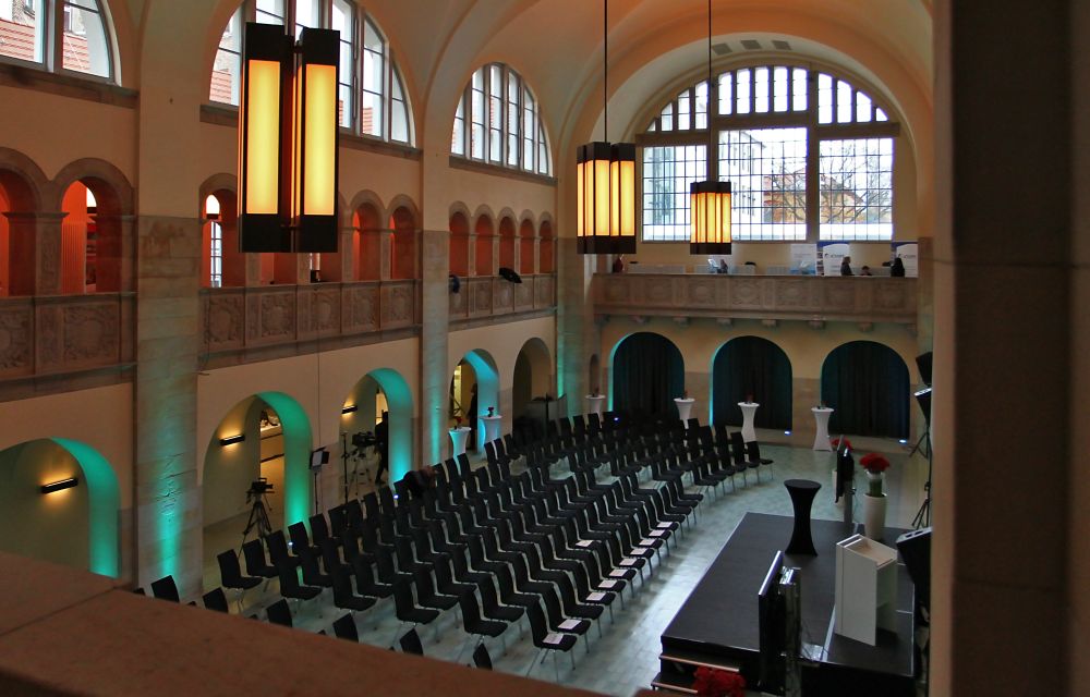 Haupthalle des Stadtbad Oderberger mit Stuhlreihen