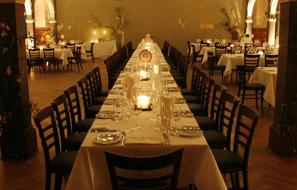 Festlich geschmückter Saal und Dinnertafel abends in der Villa Elisabeth