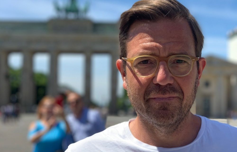 Your Man In Berlin: Patrick Rubing vor dem Brandenburger Tor