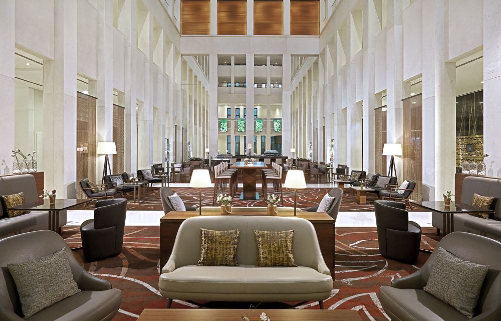 Lobby with seating of the Berlin Marriott Hotel