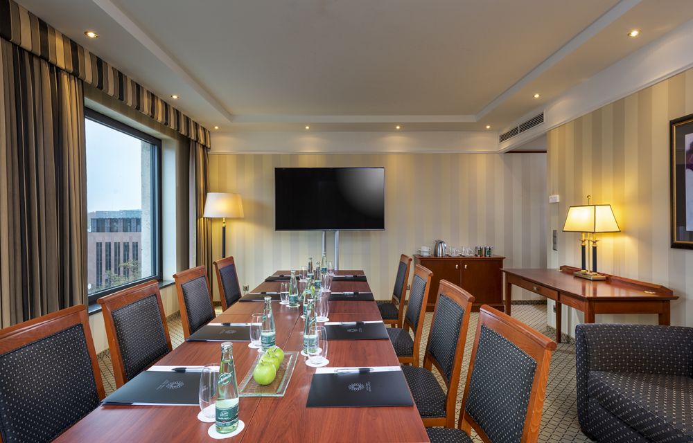 Business Suite mit Tagungstisch, Screen und Platz für 8 Personen 