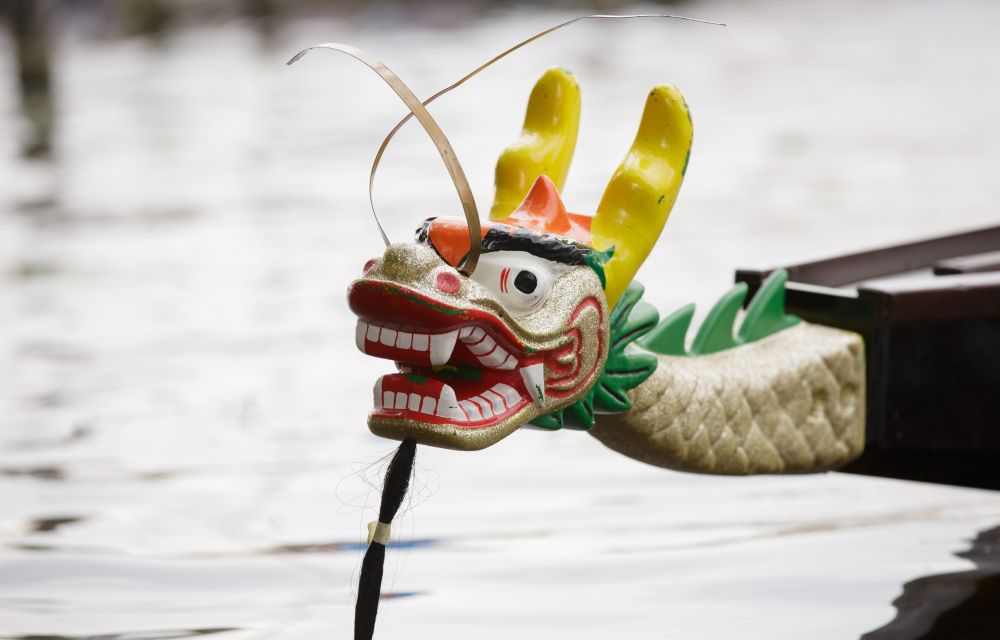 Drachenboot mit Drachenkopf in chinesischer Tradition