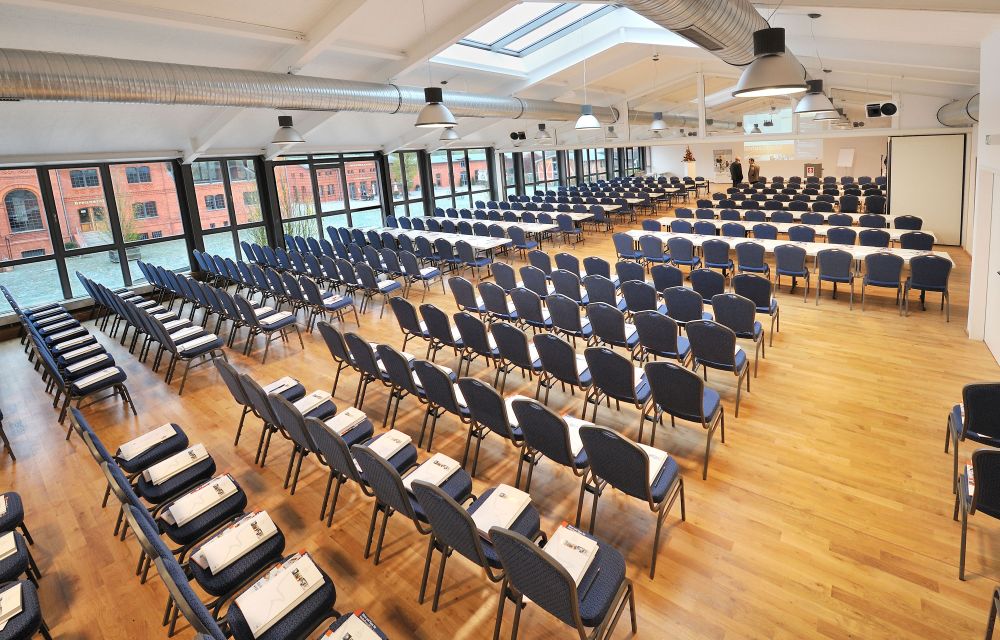 Der Salon Conrad, Arnold, Ernst in Reihenbestuhlung in der Eventlocation Landgut Stober