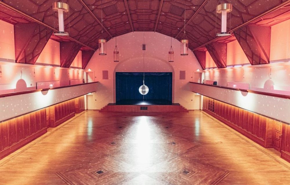 Discokugel im leeren Festsaal mit atmosphärischem Licht