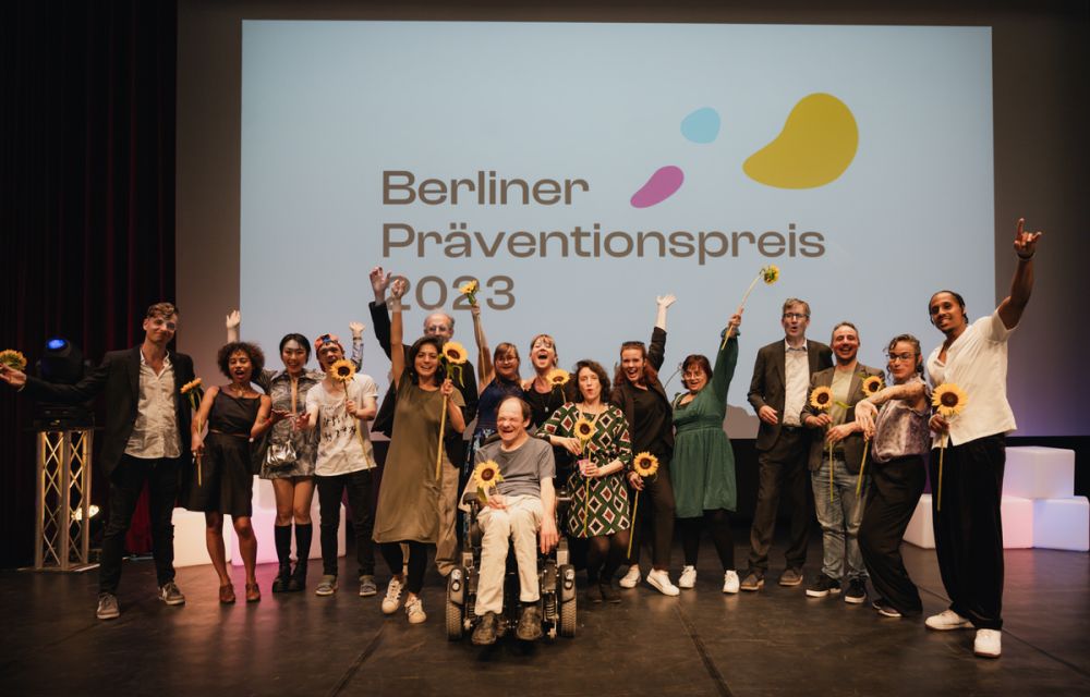 Gruppenfoto der Gewinner:innen des Berliner Präventionspreises 2023 auf der Bühne.