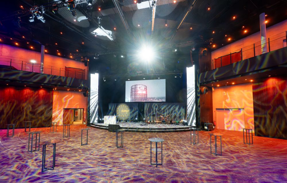 Der beeindruckende Konferenzsaal im Gasometer besticht durch großzügiges Ambiente und vielseitige Architektur, ideal für diverse Veranstaltungen. 