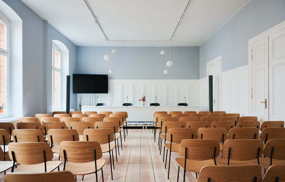 Eventlocation Berlin Pressekonferenz Konferenz Vortrag mit Bestuhlung in Reihen Tageslicht 