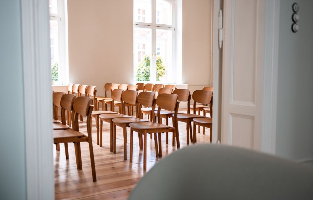 Eventlocation Berlin Konferenz Reihenbestuhlung Tageslicht Stilvolle Altbaulocation