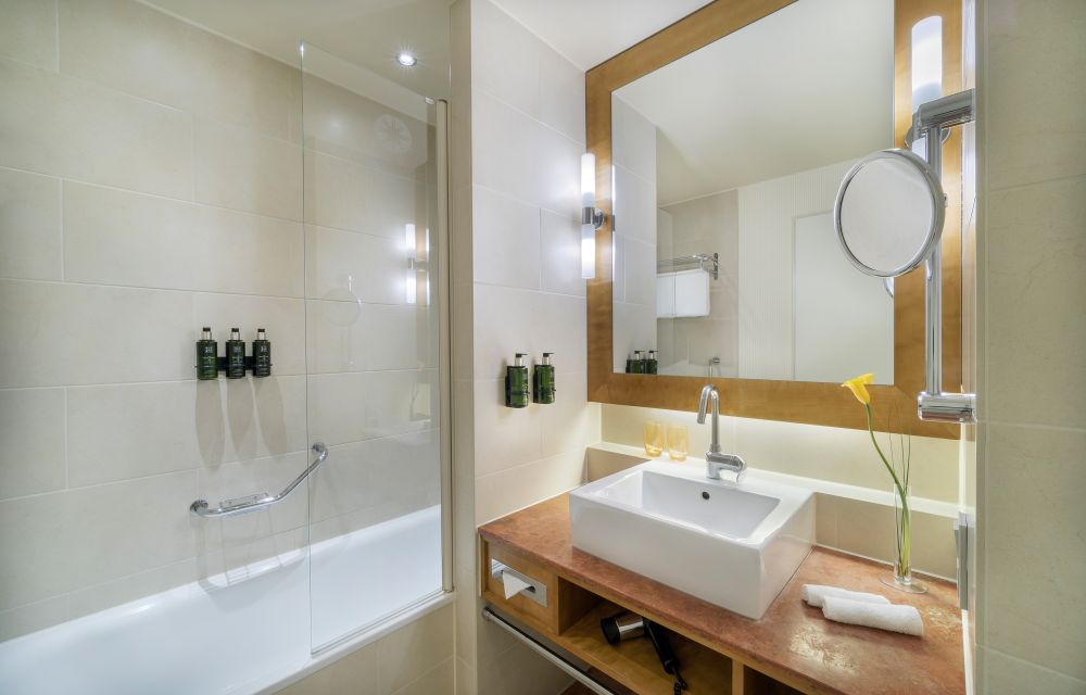 Dusche und Wanne in jedem Badezimmer