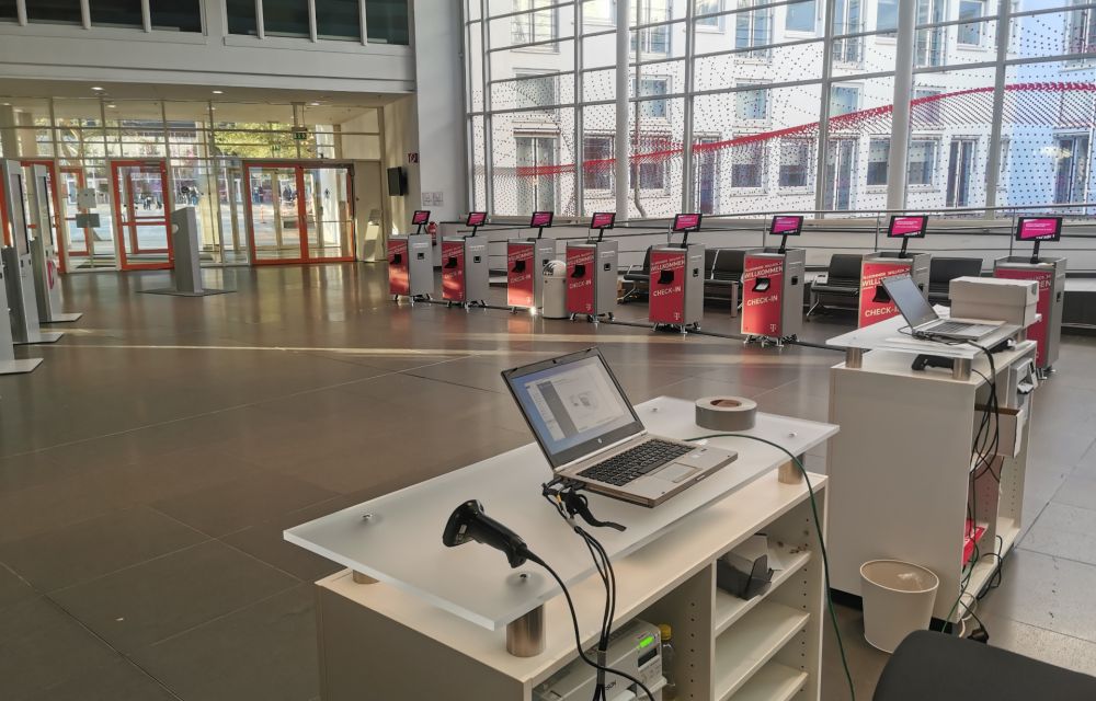 Leerer Eingang mit Registrierungscounter